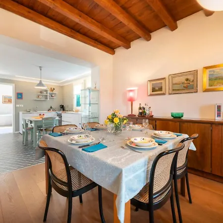 Casa Con Le Rose By Interhome *